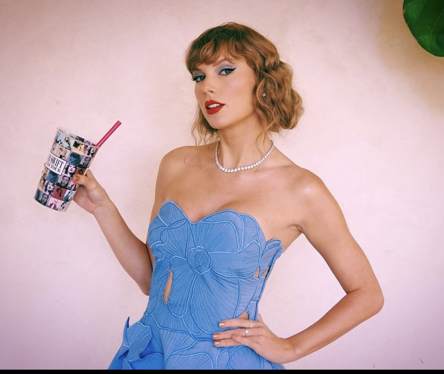 Taylor Swift mavi elbisesi, kırmızı ruju ve kupasıyla poz veriyor