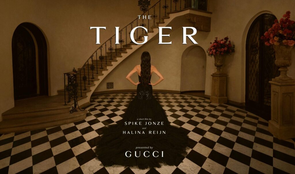 Lüks antrede siyah elbiseli kadın, 'THE TIGER' filmi afişi, Gucci sunar