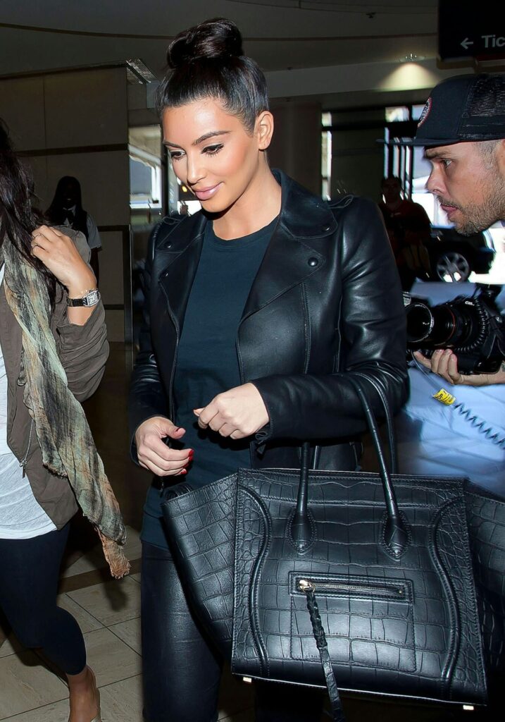 Kim Kardashian siyah deri ceket topuz havalimanı ve timsah derisi çanta
