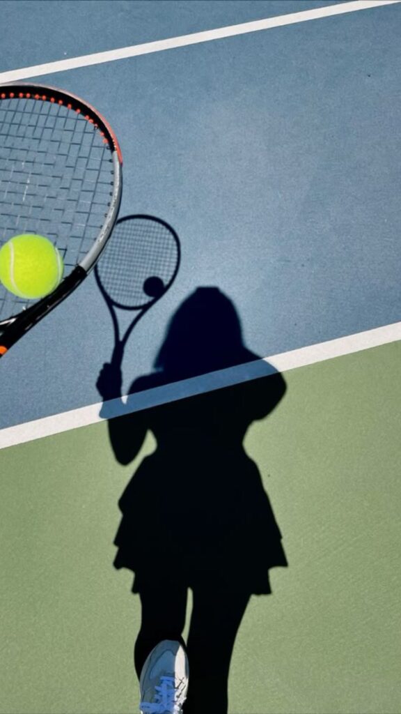 Mavi ve yeşil tenis kortunda raket tenis topu ve oyuncu gölgesi