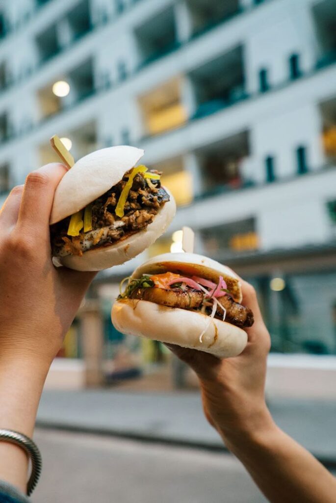 İki el, dolgulu buharda pişmiş çörekler (bao bun) tutuyor