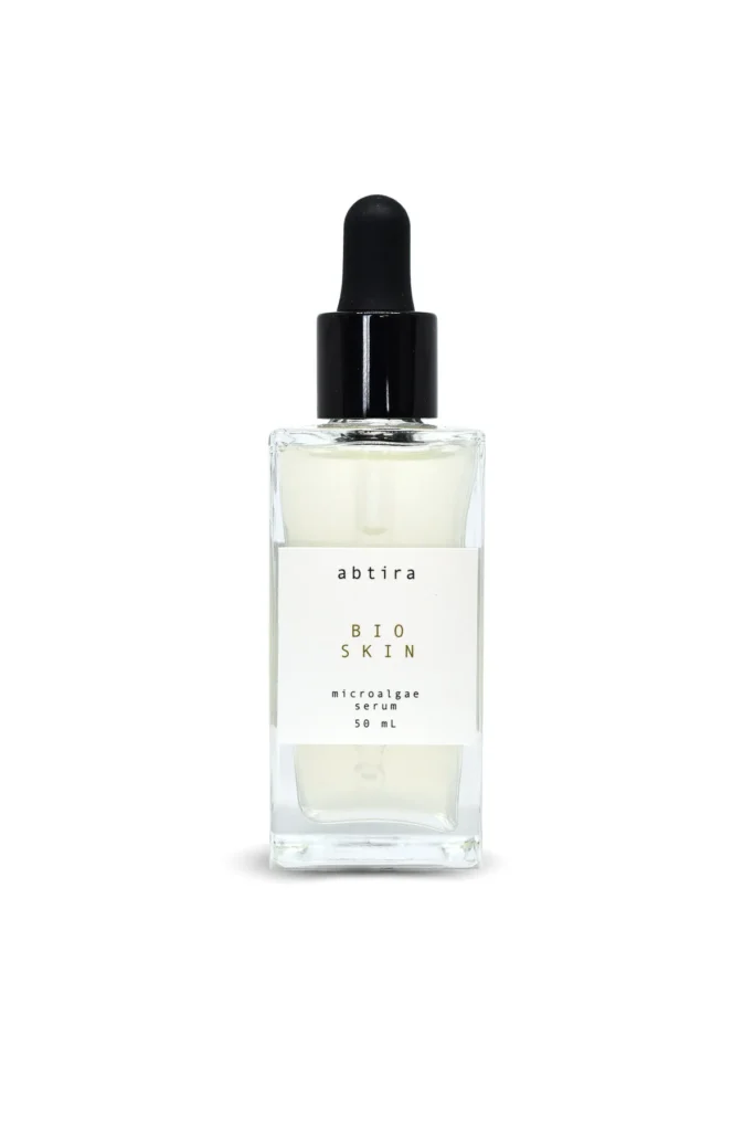 Beyaz arka planda abtira BIO SKIN microalgae serum damlatıcılı şişe