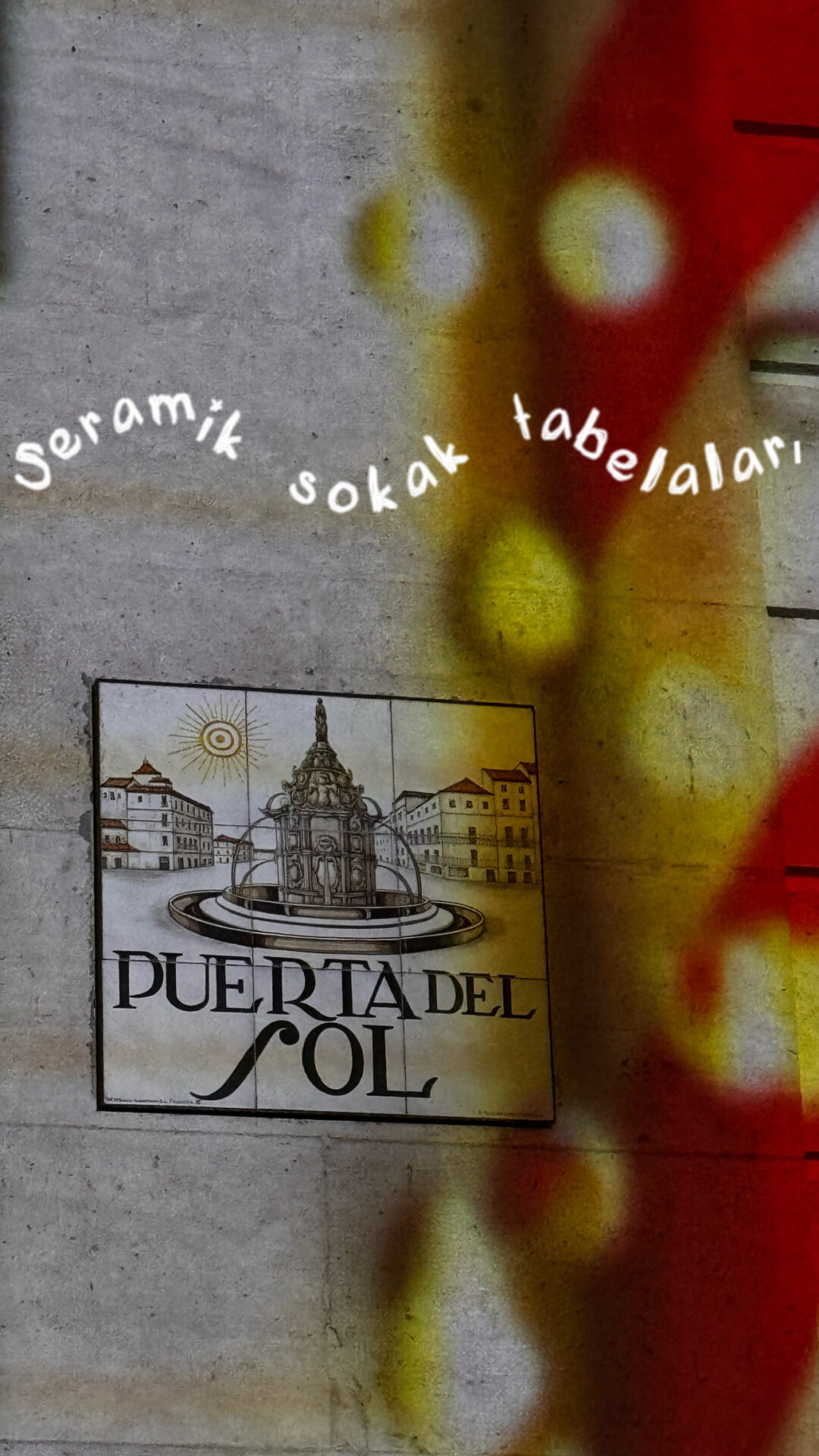 Seramik sokak tabelaları yazılı duvar ve Puerta del Sol levhası