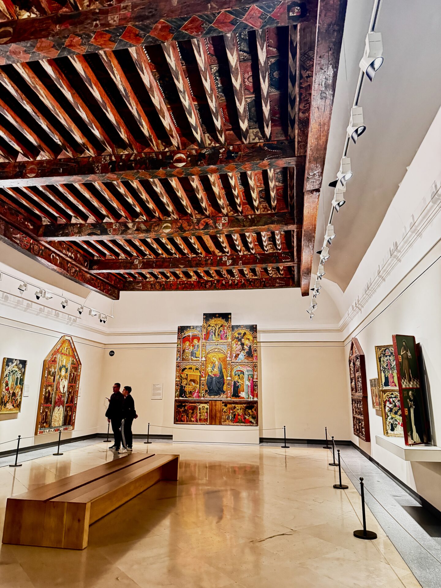 Sanat müzesi işlemeli tavan antik tablolar ahşap bank ziyaretçiler