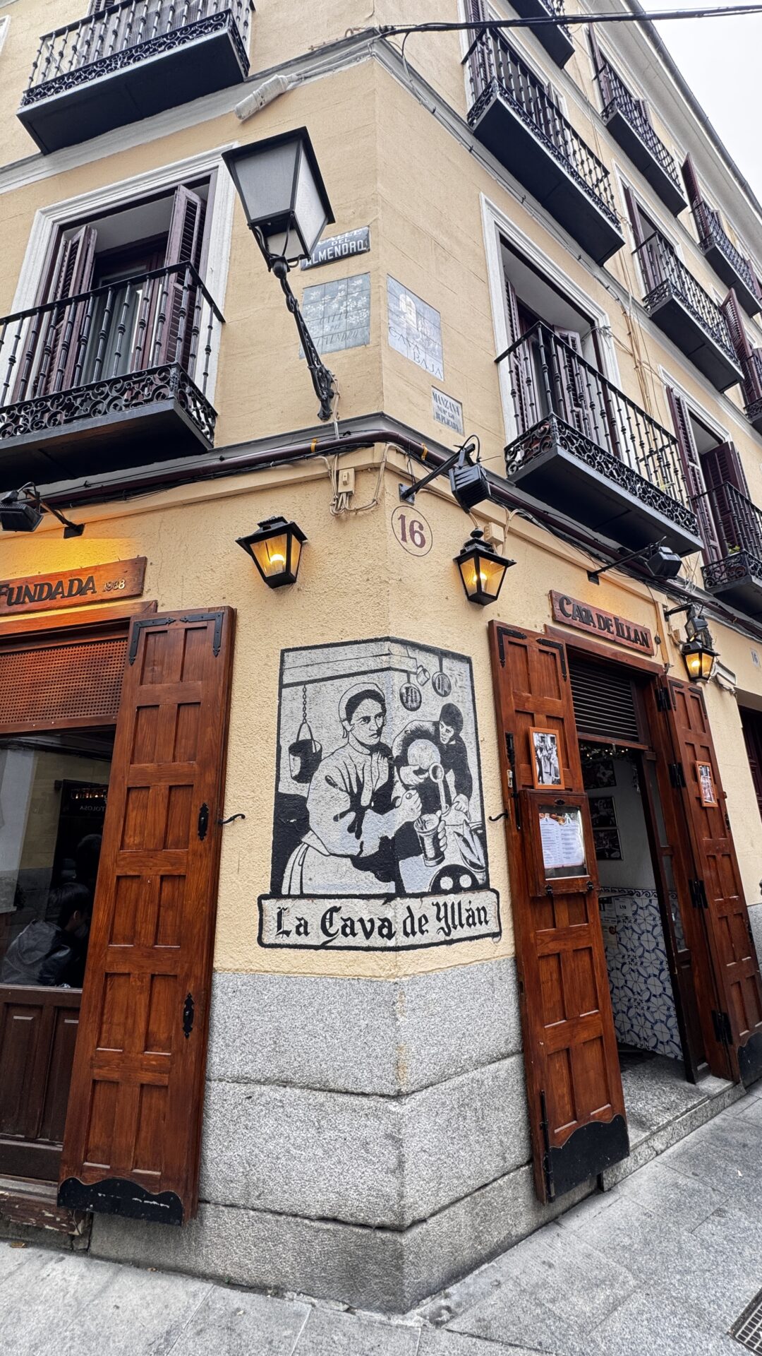 Madrid'de sarı binanın köşesindeki La Cava de Illán barı