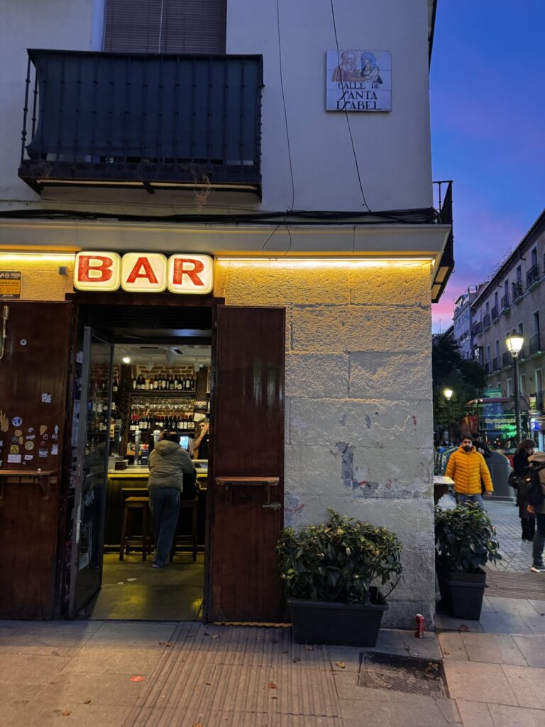 Madrid'de akşamüstü bar girişi ve Santa Isabel Sokağı tabelası