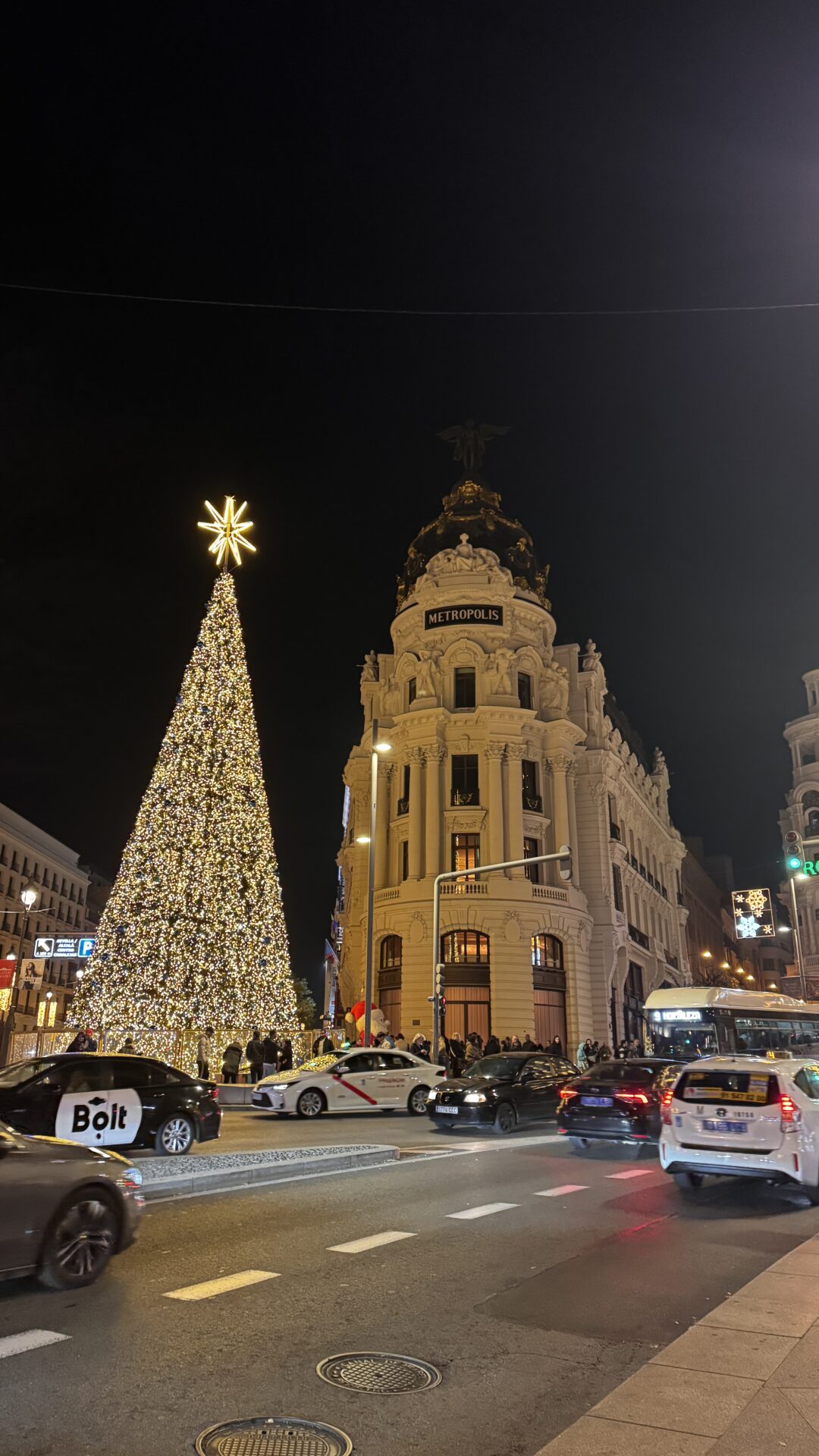 Işıklı Noel ağacı ve Metrópolis binası Madrid'de gece