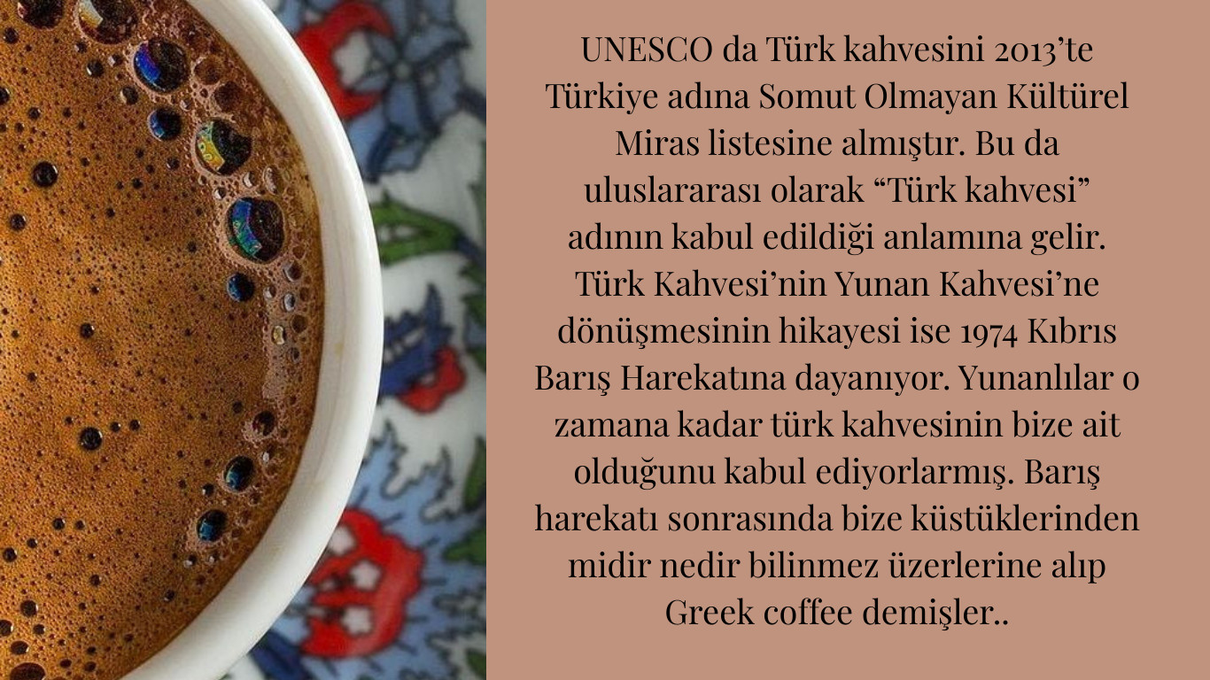 Türk kahvesi fincanında köpüklü kahve ve tarihi bilgi metni