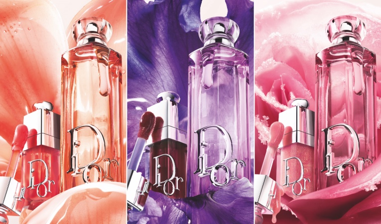 Dior parfüm ve dudak parlatıcısı, renkli çiçekli arka planlar üzerinde sergileniyor