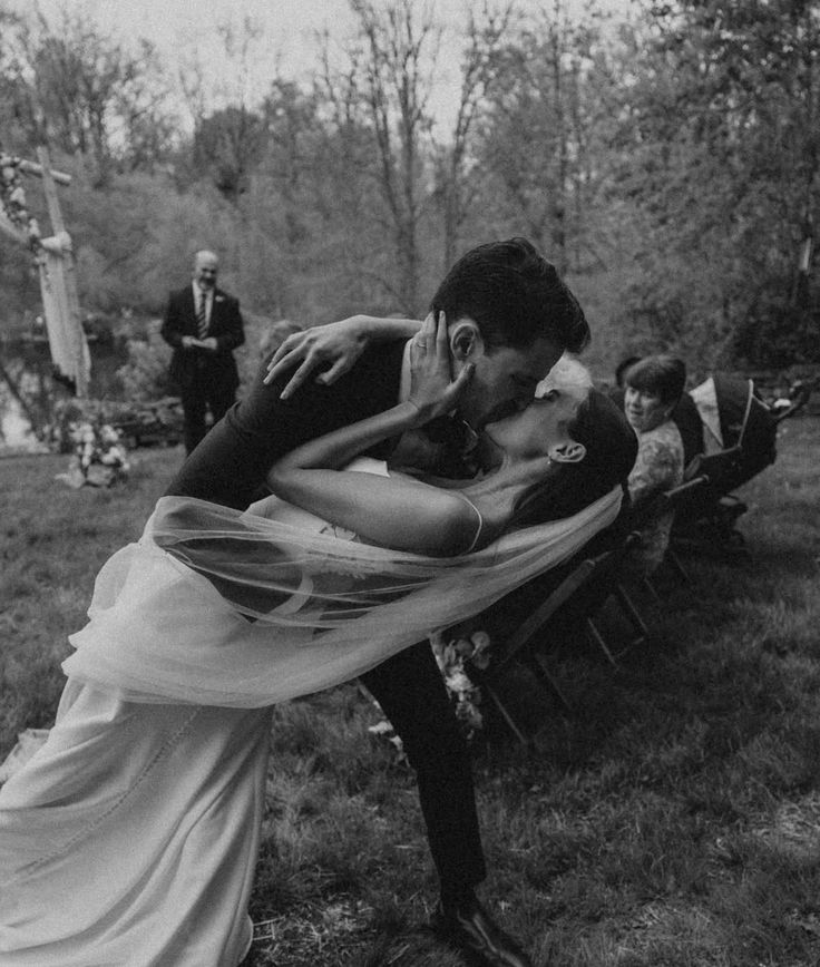 Dış mekan düğün töreninde romantik bir şekilde öpüşen gelin ve damat