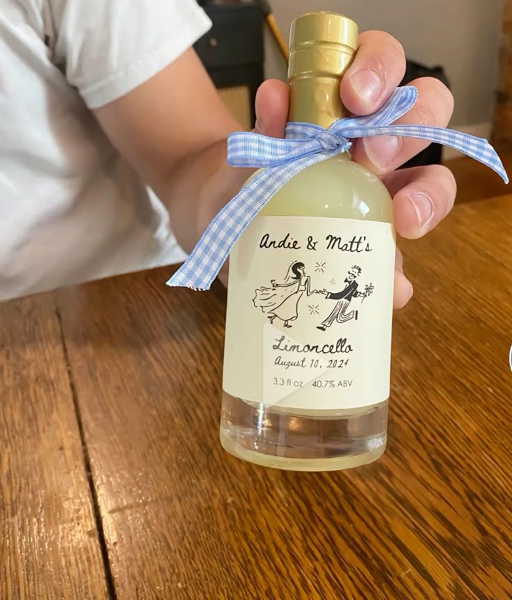 Mavi kurdeleli, Andie ve Matt'in özel limoncello düğün hediyesi şişesi