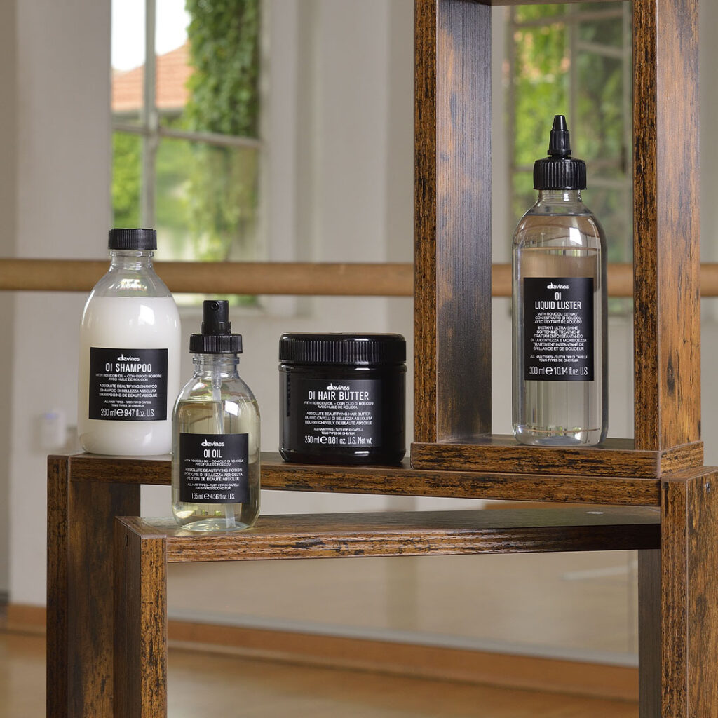 Davines OI serisi saç ürünleri şık ahşap bir rafta sergileniyor