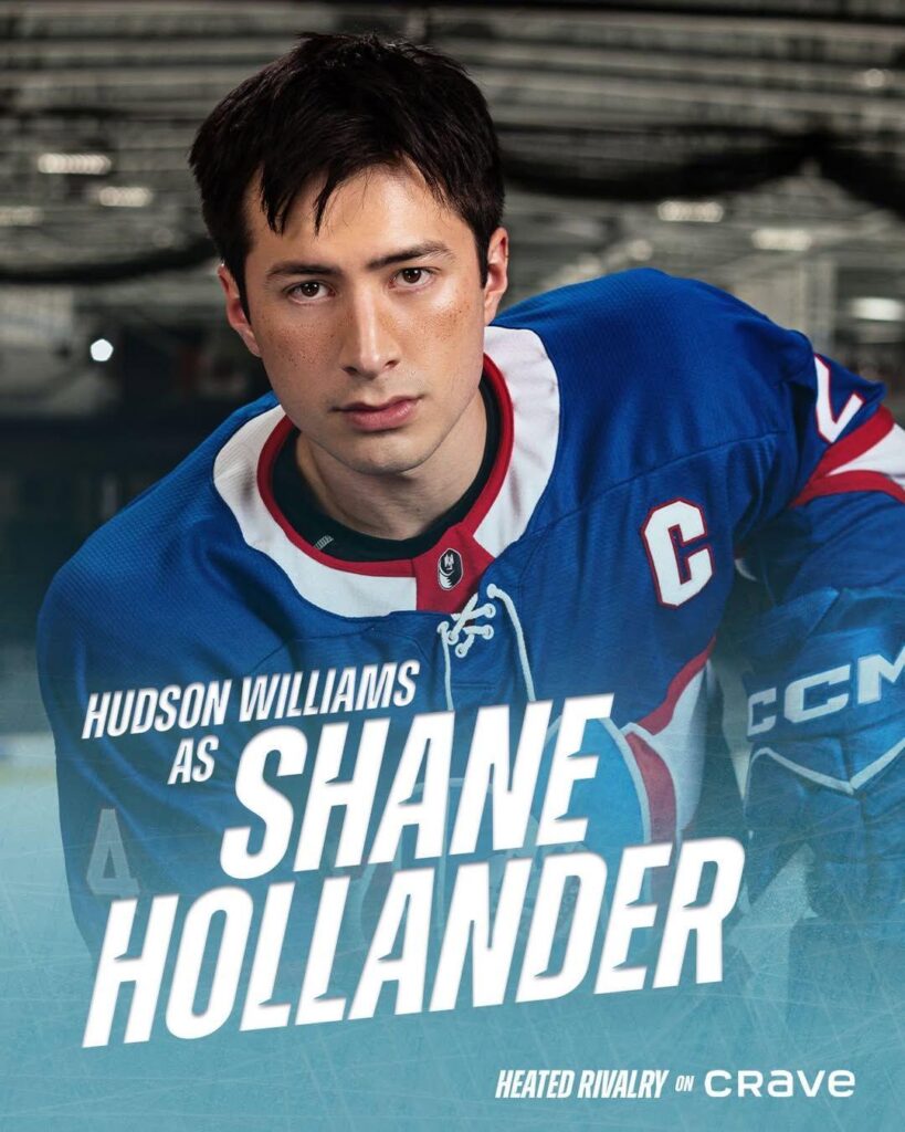 Mavi hokey forması giyen Hudson Williams Shane Hollander rolünde bir adam