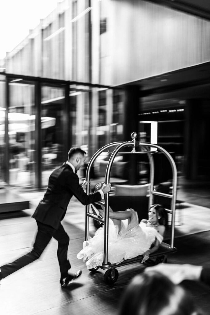 Damat otel lobisinde gelinini bavul arabasında neşeyle itiyor