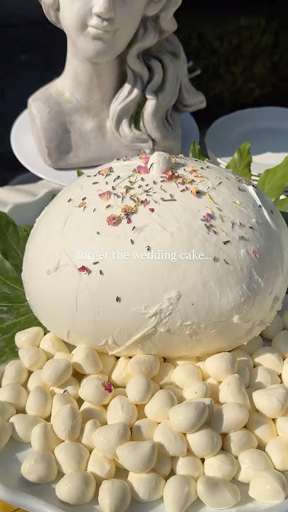 Düğün pastası yerine gül yapraklı büyük burrata peyniri ve mini mozzarella