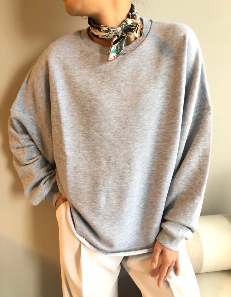 Gri oversize sweatshirt boynunda şık desenli fular rahat şık kombin