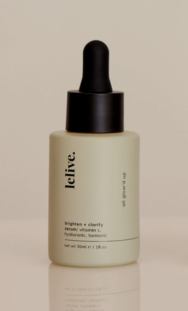 lelive markalı C vitaminli parlaklaştırıcı serum şişesi siyah damlalıklı